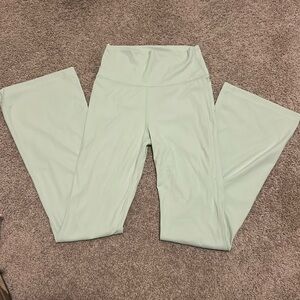 ECHT Flare Scrunch Butt Leggings